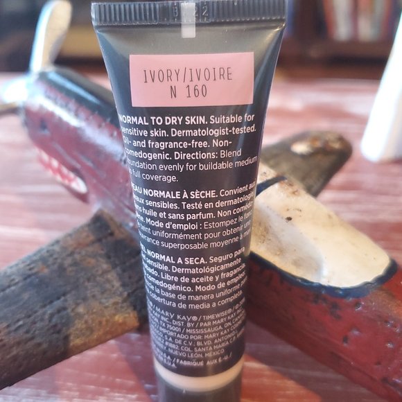 Ivory 160 N (Neutral) Luminous 3D Foundation Normal to Dry Skin Mary Kay - Picture 4 of 4